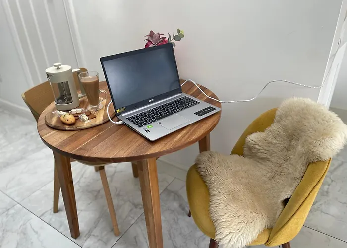 Sunny Studio With Parking And Private Entrance