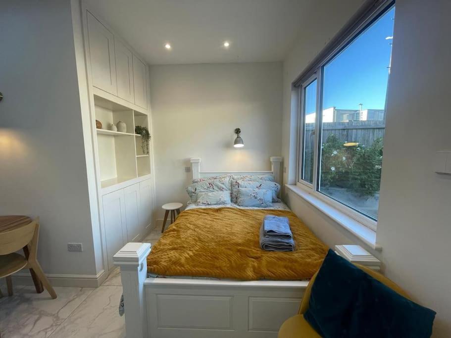 Sunny With Parking And Private Entrance Apartment *